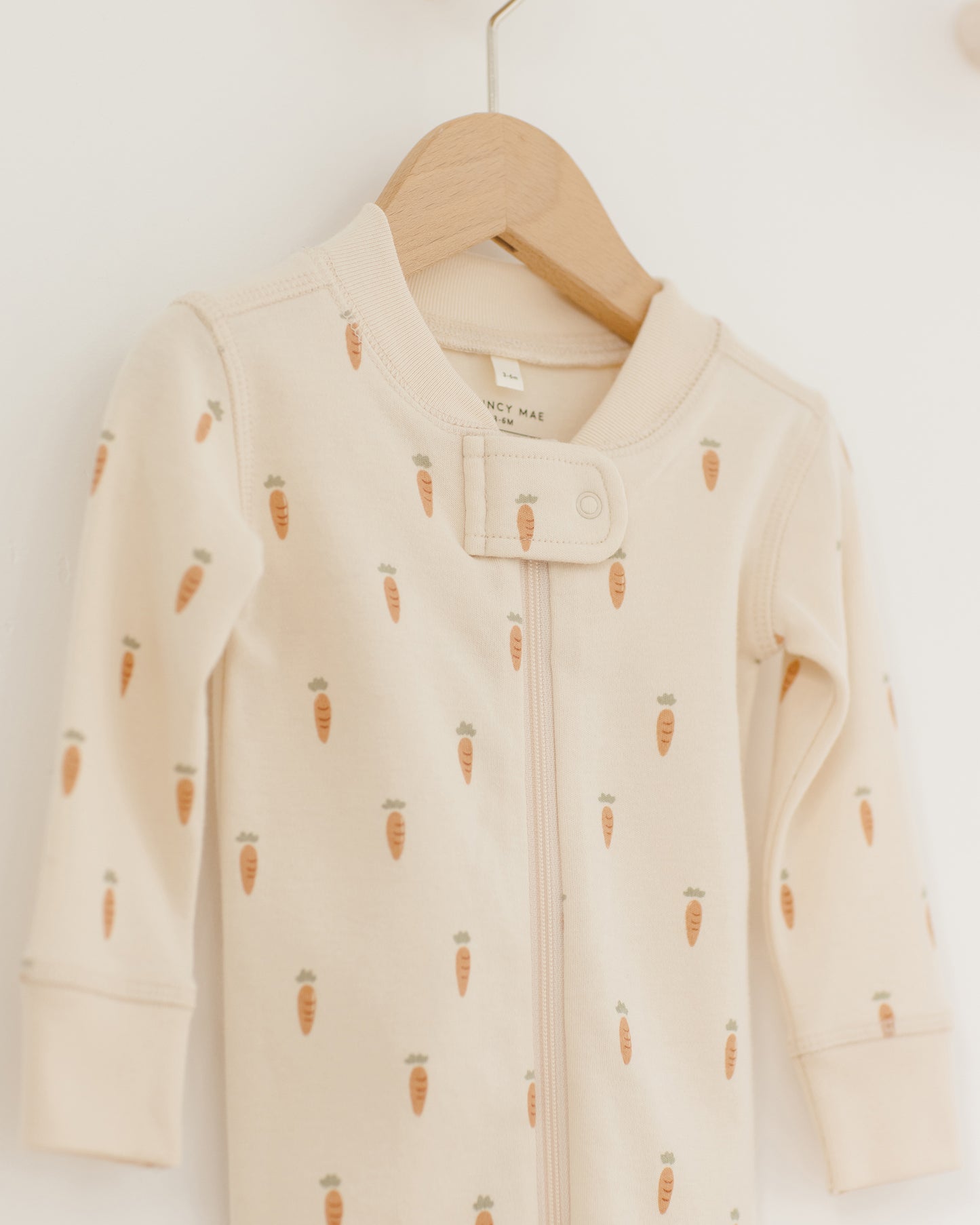 ZIP LONGSLEEVE SLEEPER - CARROTS